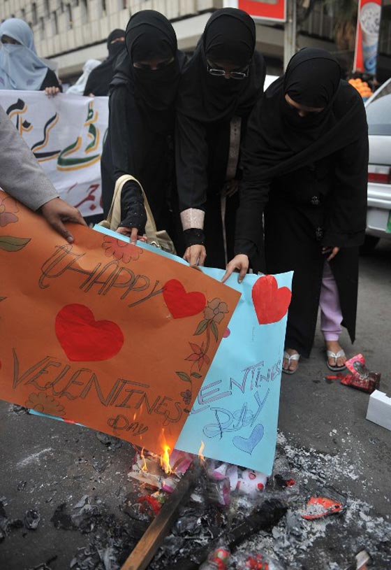 احتفلوا به في الماضي.. عيد الحب في باكستان معصية ومهرجان للفاحشة صورة رقم 9