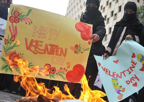 احتفلوا به في الماضي.. عيد الحب في باكستان معصية ومهرجان للفاحشة صورة رقم 11