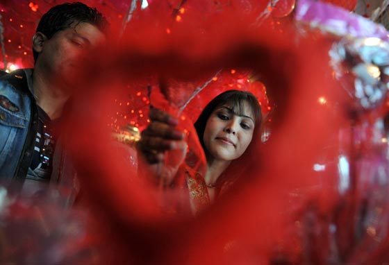 احتفلوا به في الماضي.. عيد الحب في باكستان معصية ومهرجان للفاحشة صورة رقم 13