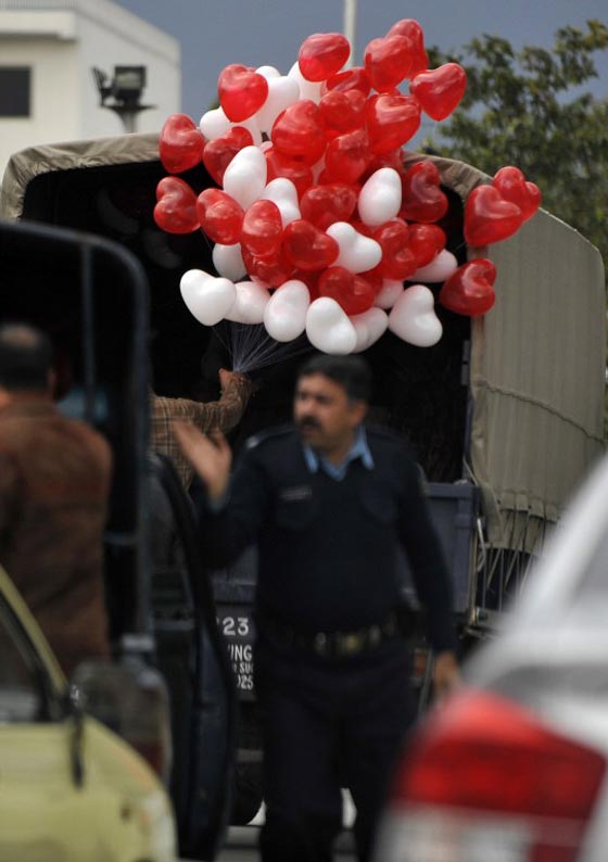 احتفلوا به في الماضي.. عيد الحب في باكستان معصية ومهرجان للفاحشة صورة رقم 17