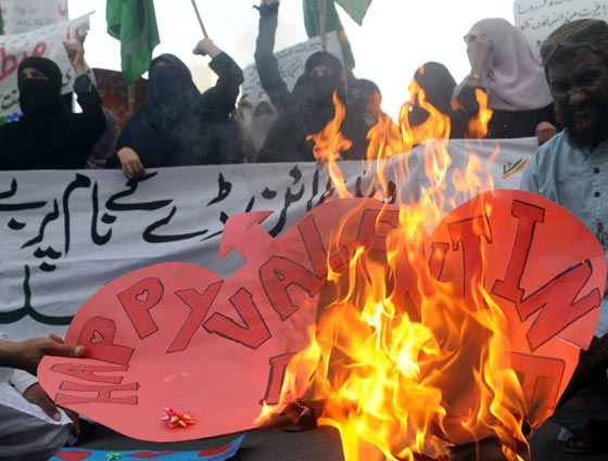 احتفلوا به في الماضي.. عيد الحب في باكستان معصية ومهرجان للفاحشة صورة رقم 20