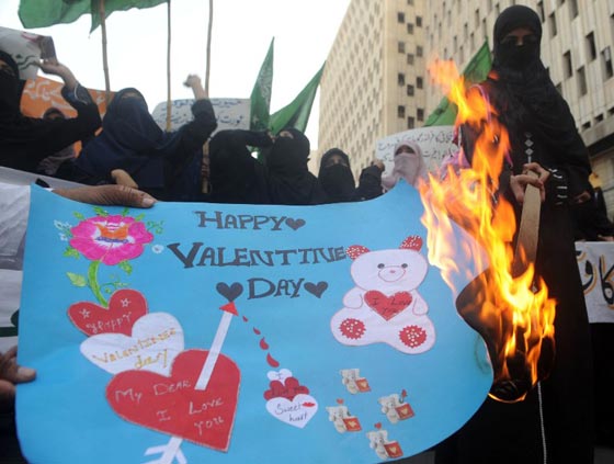احتفلوا به في الماضي.. عيد الحب في باكستان معصية ومهرجان للفاحشة صورة رقم 21
