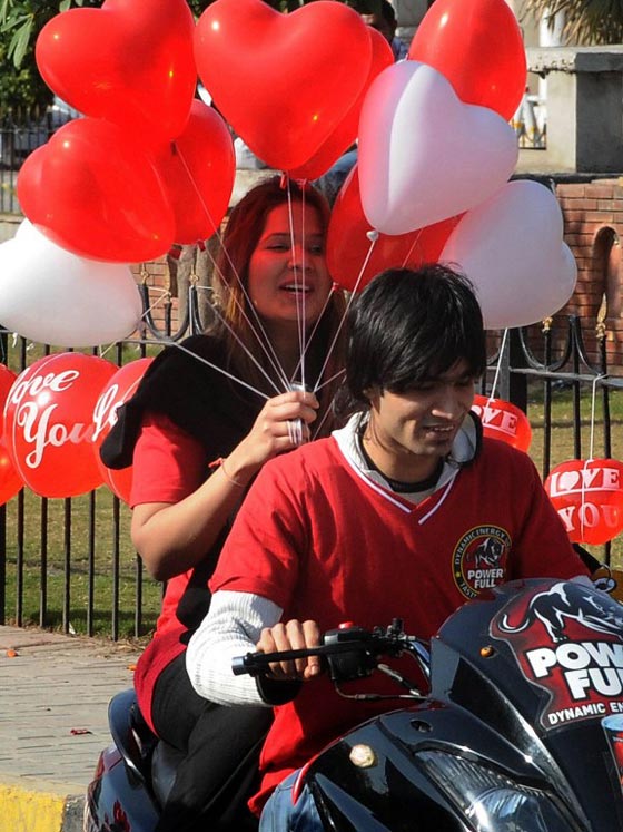 احتفلوا به في الماضي.. عيد الحب في باكستان معصية ومهرجان للفاحشة صورة رقم 23