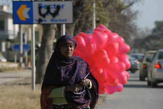 احتفلوا به في الماضي.. عيد الحب في باكستان معصية ومهرجان للفاحشة صورة رقم 24