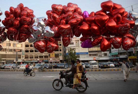 احتفلوا به في الماضي.. عيد الحب في باكستان معصية ومهرجان للفاحشة صورة رقم 34