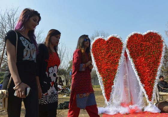 احتفلوا به في الماضي.. عيد الحب في باكستان معصية ومهرجان للفاحشة صورة رقم 49