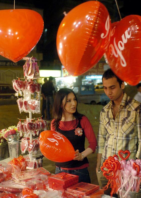 احتفلوا به في الماضي.. عيد الحب في باكستان معصية ومهرجان للفاحشة صورة رقم 54