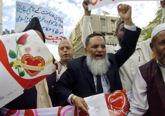 احتفلوا به في الماضي.. عيد الحب في باكستان معصية ومهرجان للفاحشة صورة رقم 55