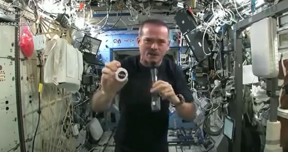 فيديو مثير.. شاهد كيف تتدفق المياه في الفضاء حين تنعدم الجاذبية صورة رقم 1