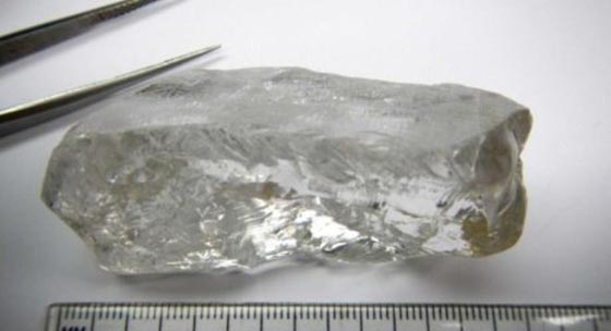 العثور على قطعة ماس تزن 400 قيراط ويصل ثمنها 20 مليون دولار بانغولا صورة رقم 1