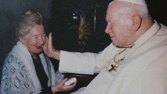 البابا يوحنا بولس الثاني الذي اعلن قديسا كان على علاقة بامرأة حسناء مدة 30 عاما صورة رقم 5