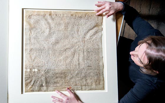 جدل في بريطانيا حول استمرار حفظ القوانين على ورق الرق  صورة رقم 1