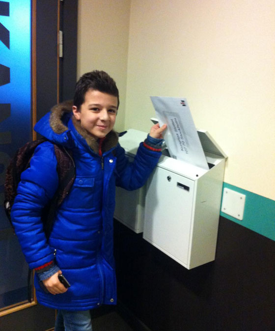 رسالة صبي سوري متالم تهز ابواب القصر الملكي السويدي صورة رقم 1