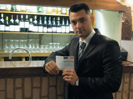 مطعم فرنسي يسمح للكلاب بالدخول اليه ويمنع موظفي البنوك.. لهذا  السبب صورة رقم 3