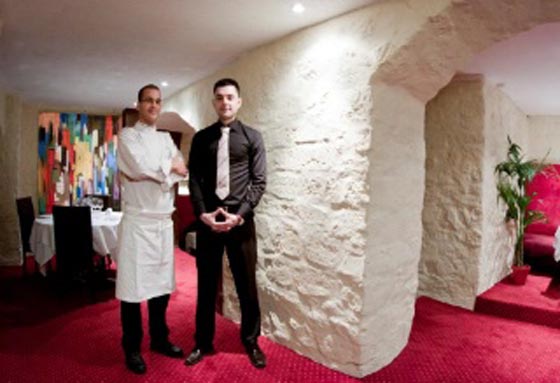 مطعم فرنسي يسمح للكلاب بالدخول اليه ويمنع موظفي البنوك.. لهذا  السبب صورة رقم 5