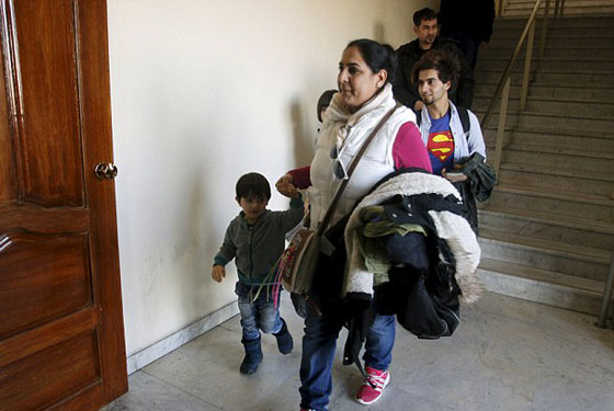 لاجئون يُقبلّون ارض العراق بعد ان لسعتهم ثلوج فنلندا صورة رقم 2