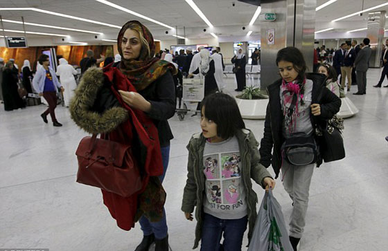 لاجئون يُقبلّون ارض العراق بعد ان لسعتهم ثلوج فنلندا صورة رقم 3