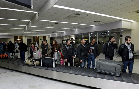 لاجئون يُقبلّون ارض العراق بعد ان لسعتهم ثلوج فنلندا صورة رقم 7