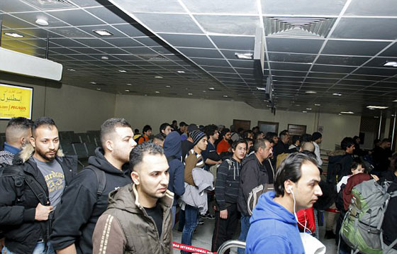 لاجئون يُقبلّون ارض العراق بعد ان لسعتهم ثلوج فنلندا صورة رقم 5