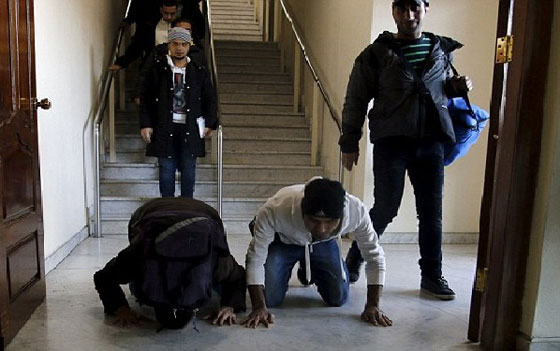 لاجئون يُقبلّون ارض العراق بعد ان لسعتهم ثلوج فنلندا صورة رقم 1