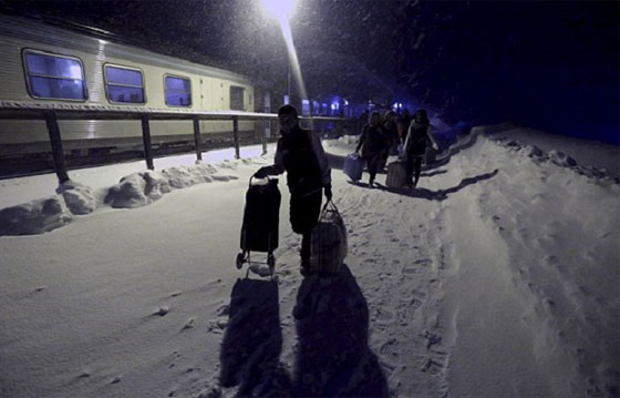 لاجئون يُقبلّون ارض العراق بعد ان لسعتهم ثلوج فنلندا صورة رقم 8