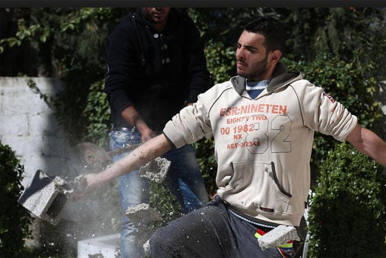 يحلم بالعالمية.. شمشون غزة يسحب حافلة زنتها 12 طنا بقوته الخارقة صورة رقم 3