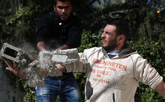 يحلم بالعالمية.. شمشون غزة يسحب حافلة زنتها 12 طنا بقوته الخارقة صورة رقم 2