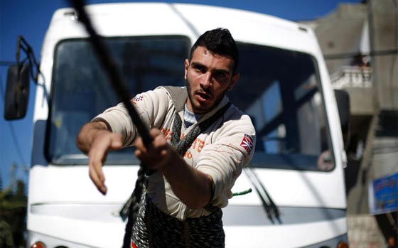 يحلم بالعالمية.. شمشون غزة يسحب حافلة زنتها 12 طنا بقوته الخارقة صورة رقم 4