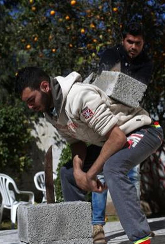 يحلم بالعالمية.. شمشون غزة يسحب حافلة زنتها 12 طنا بقوته الخارقة صورة رقم 5