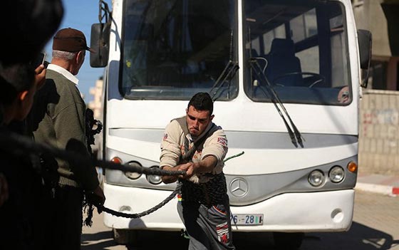 يحلم بالعالمية.. شمشون غزة يسحب حافلة زنتها 12 طنا بقوته الخارقة صورة رقم 1