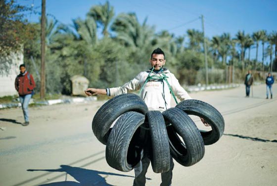 يحلم بالعالمية.. شمشون غزة يسحب حافلة زنتها 12 طنا بقوته الخارقة صورة رقم 6