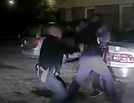 كشفته الكاميرات.. حاول قتل شرطيين فاردياه قتيلا صورة رقم 3