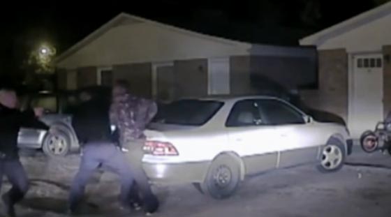 كشفته الكاميرات.. حاول قتل شرطيين فاردياه قتيلا صورة رقم 4