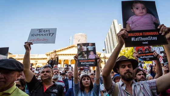 استراليون يحاصرون مستشفى احتجاجا على نيته ترحيل لاجئة رضيعة صورة رقم 1