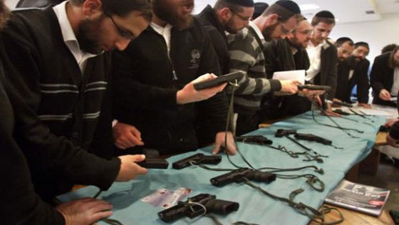 اسرائيل تعمل على تسليح يهودييها وتوزع عليهم السلاح بوفرة غير مسبوقة صورة رقم 3