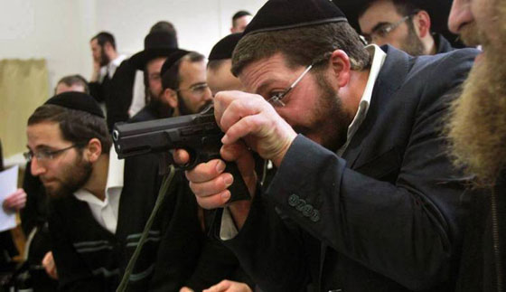 اسرائيل تعمل على تسليح يهودييها وتوزع عليهم السلاح بوفرة غير مسبوقة صورة رقم 1