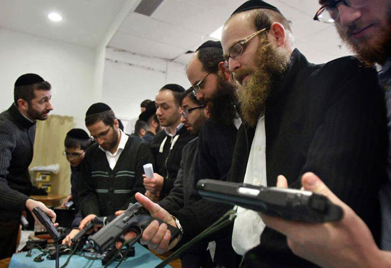 اسرائيل تعمل على تسليح يهودييها وتوزع عليهم السلاح بوفرة غير مسبوقة صورة رقم 2