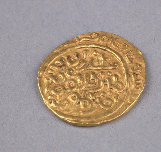 جائزة مُجزية لمن يتمكن من قراءة الخط الكوفي على عملة صينية اثرية صورة رقم 1