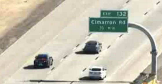 اوكلاهوما.. شاهد كيف انتهت مطارة بوليسية لمشتبه بتحطم سيارته  صورة رقم 1