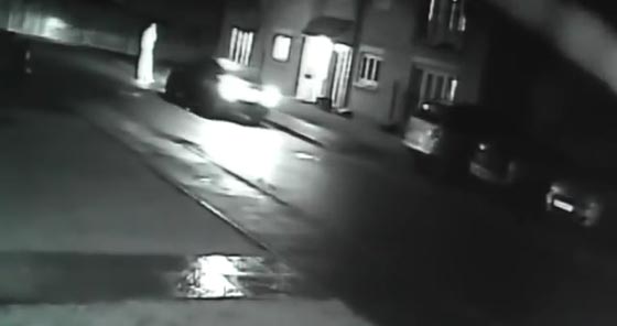 شاهد كيف دهس الرجل الغاضب عشيق زوجته مرتين متتاليتين صورة رقم 1