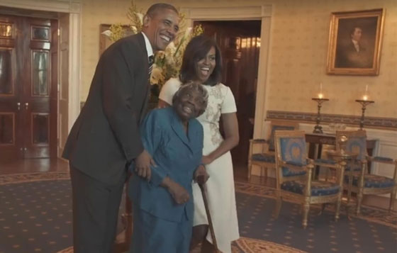 معُمّرة تحقق حلم العمر.. وتراقص عائلة اوباما السمراء في بيتها الابيض صورة رقم 4