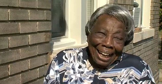 معُمّرة تحقق حلم العمر.. وتراقص عائلة اوباما السمراء في بيتها الابيض صورة رقم 6