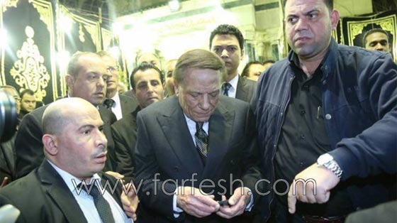 صور عادل امام ويسرا يسببان أزمة في عزاء محمد حسنين هيكل صورة رقم 1