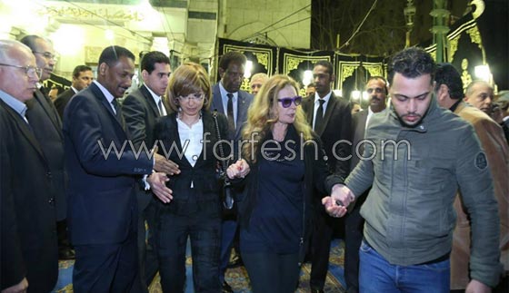 صور عادل امام ويسرا يسببان أزمة في عزاء محمد حسنين هيكل صورة رقم 4
