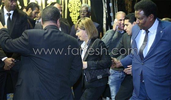 صور عادل امام ويسرا يسببان أزمة في عزاء محمد حسنين هيكل صورة رقم 7