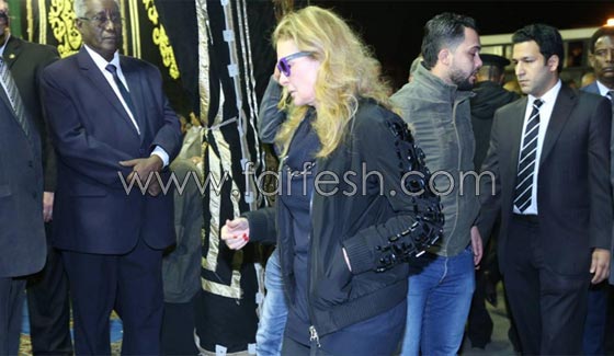 صور عادل امام ويسرا يسببان أزمة في عزاء محمد حسنين هيكل صورة رقم 6