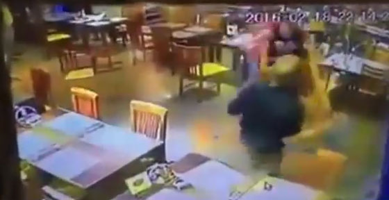 شاهد كيف حاول 3 شبان سرقة رواد مطعم.. بالزومبي والعض صورة رقم 2