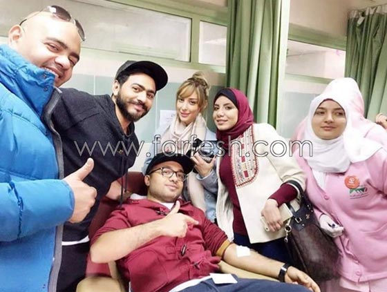 صور تامر حسني مع زوجته بسمة بوسيل يشاركان في حملة التبرع بالدم  صورة رقم 11