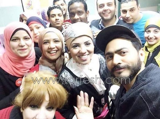 صور تامر حسني مع زوجته بسمة بوسيل يشاركان في حملة التبرع بالدم  صورة رقم 9