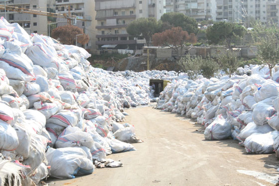 لبنان يصدم العيون باطول طابور نفايات.. شاهد صوره المريعة صورة رقم 1